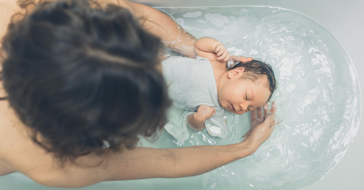 Les Premiers Bains De Mon Bebe La Douceur Du Bain Enveloppe Maeliss Doula Coach Parental Filliozat