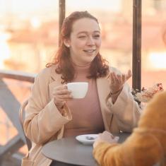 interview journaliste cafe